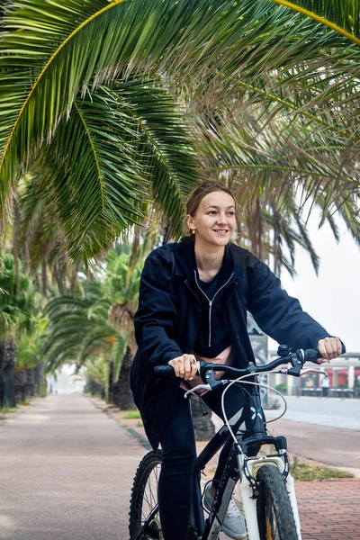 Молода Жінка Їде Велосипеді Міському Парку Відкритому Повітрі Активні Люди — стокове фото