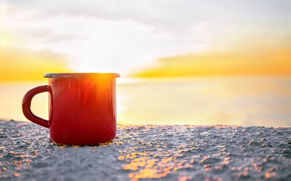 Dzień Dobry Koncepcja Wschodu Słońca Czerwony Kubek Herbatą Lub Kawą — Zdjęcie stockowe