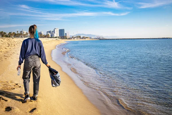 Kobieta Spacerująca Plaży Zbierająca Śmieci Plastikowe Butelki Czyszcząca Plażę Czarnym — Zdjęcie stockowe