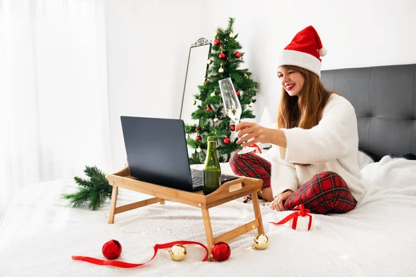 Online Kerst Nieuwjaarsviering Concept Vrouw Met Notebook Computer Thuis Santa Stockfoto