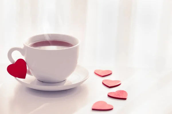 Romantyczna Herbatka Dla Zakochanych Walentynki Figurki Kształcie Czerwonego Serca Białą — Zdjęcie stockowe