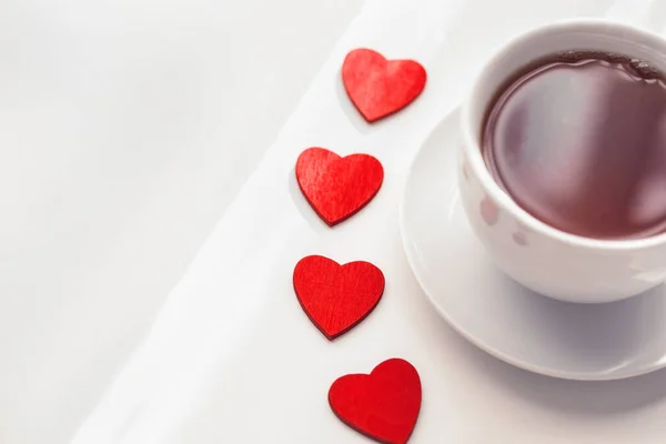 Top View Piros Szív Alakú Figurák Fehér Csésze Tea Világos — Stock Fotó