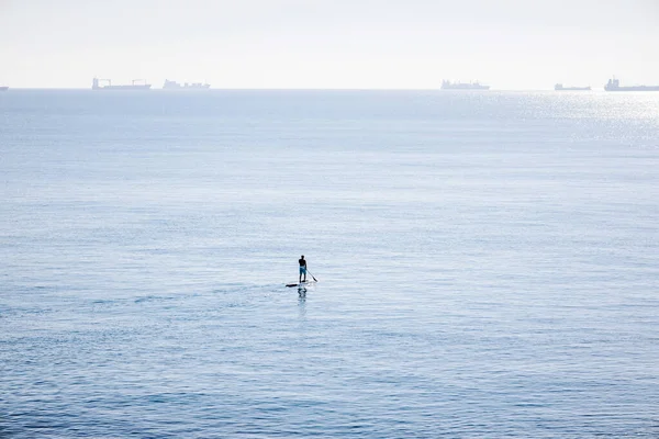 Hombre Paddle Surf Mar Abierto Con Barcos Horizonte Tablero Carreras — Foto de Stock