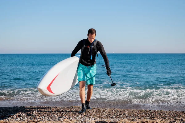 Hombre Sale Del Mar Sosteniendo Sup Stand Board Paddle Surf — Foto de Stock