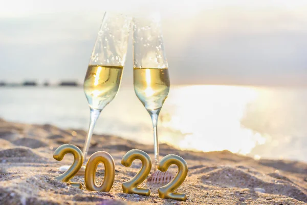 Новий Рік Пляжі Два Келихи Шампанського Цифри 2022 Стоять Піску Стокове Фото