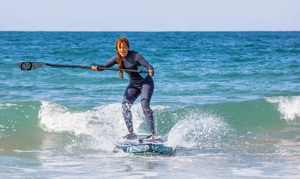 Jonge Vrouw Met Wetsuit Zwemmen Stand Paddle Board Watersport Actieve Stockfoto