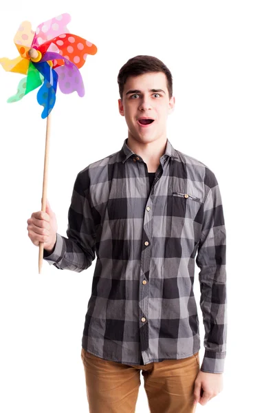 Hombre con cara divertida sosteniendo molino de viento de color aislado — Foto de Stock