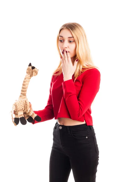 İzole kız tutun oyuncak zürafa — Stok fotoğraf