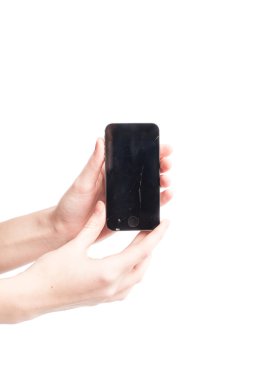 Kadın el telefon kırık cam izole tutun.