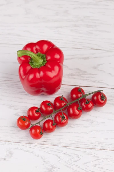 Tomates et poivrons rouges sur la table — Photo