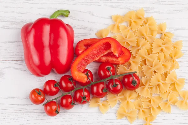 Tomates, poivrons rouges et macaronis sur la table — Photo