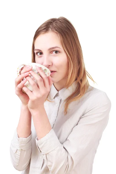 Ung kvinna dricker kaffe isolerad på vit — Stockfoto