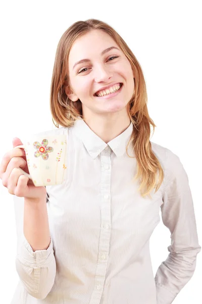 白で隔離カップを保持している女性の笑顔 — ストック写真