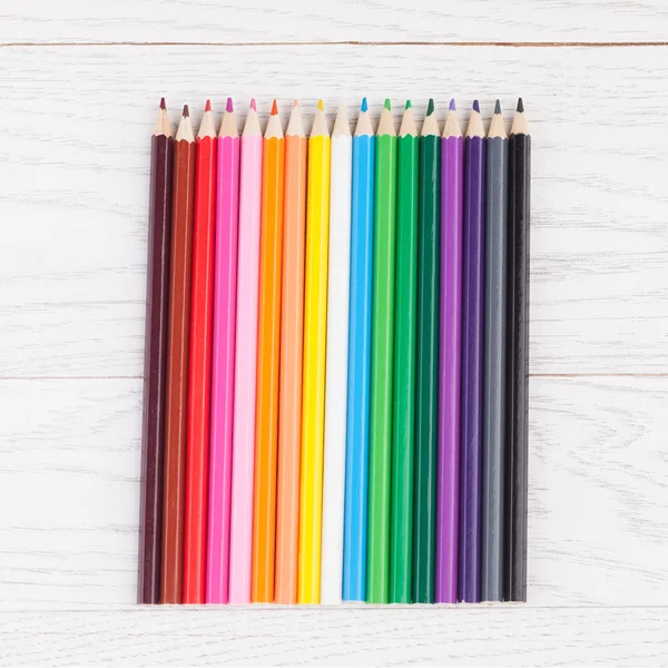 Kleur potloden op houten achtergrond — Stockfoto