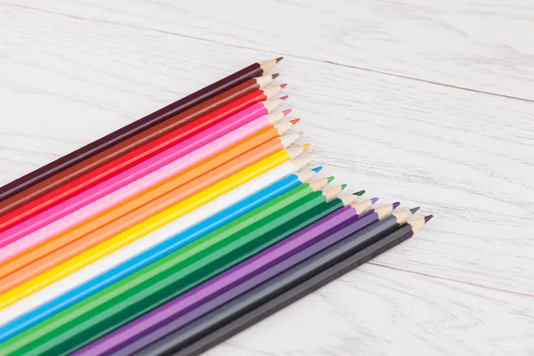 Färg pennor på trä bakgrund — Stockfoto