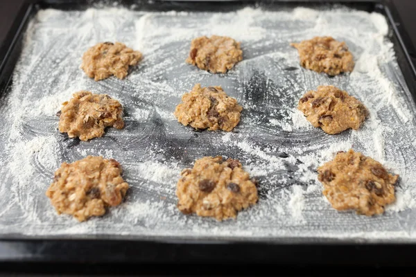 Ungekochte Plätzchen auf Backblech — Stockfoto