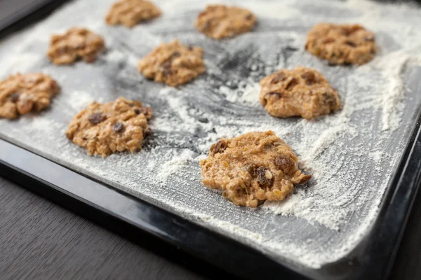 Galletas sin cocer en bandeja para hornear — Foto de Stock