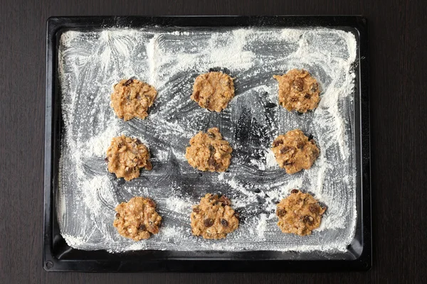 Galletas sin cocer en bandeja para hornear —  Fotos de Stock