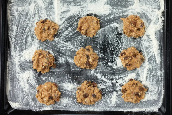 Uncooked cookies on baking tray — Stock Photo, Image