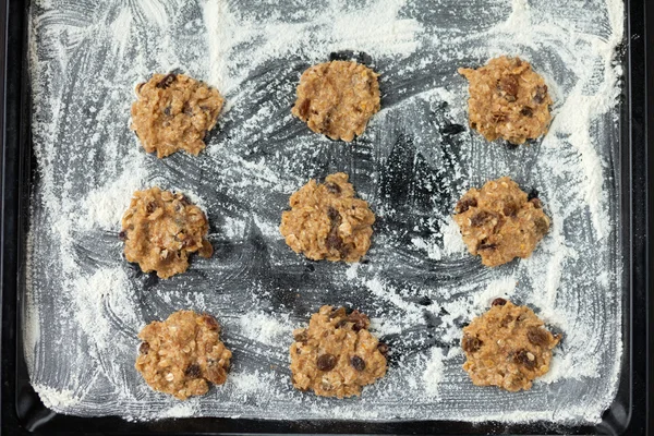 Galletas sin cocer en bandeja para hornear —  Fotos de Stock