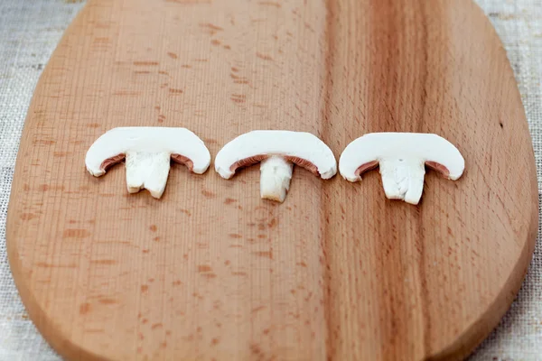 White button mushrooms on a wooden chopping board — Stock Photo, Image