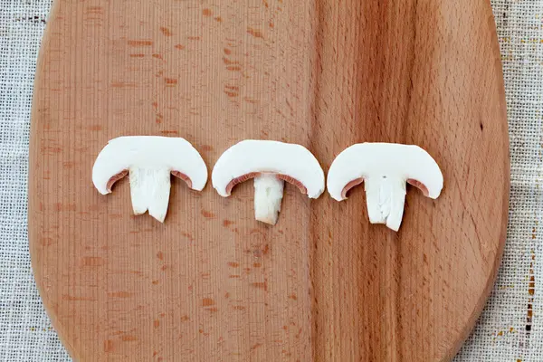 White button mushrooms on a wooden chopping board — Stock Photo, Image