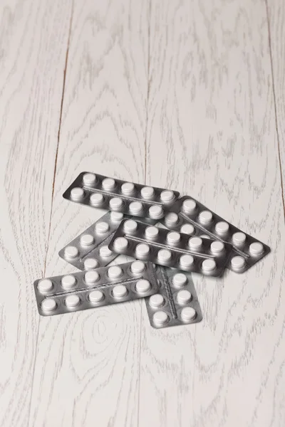 Таблетки в блистерной упаковке на столе — стоковое фото