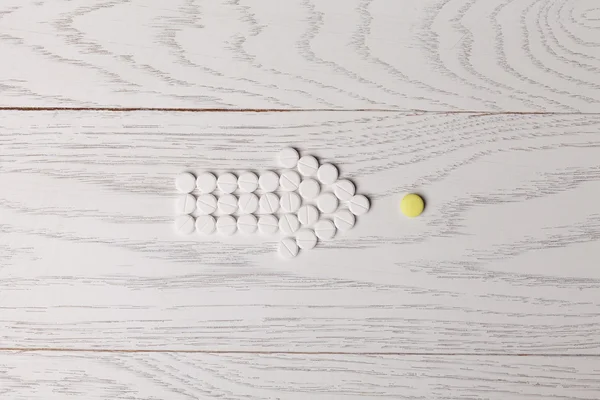 Arrow of pills on table — Stock Photo, Image