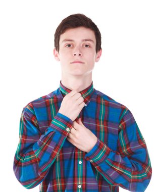 Genç yakışıklı adam beyaz izole gömlek düzeltir 