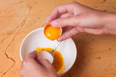 Kasede yumurta kırma eller