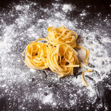 Pişmemiş makarna tagliatelle masada