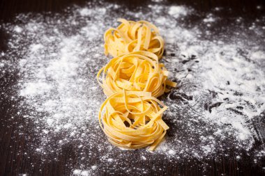 Pişmemiş makarna tagliatelle masada