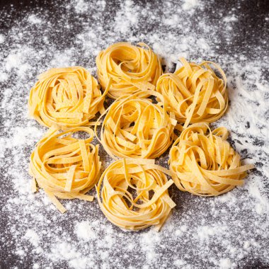 Pişmemiş makarna tagliatelle masada