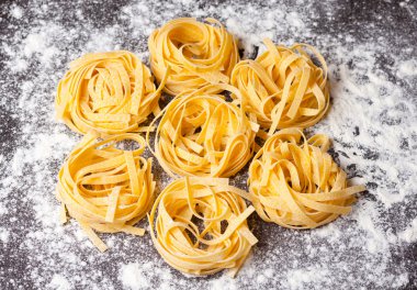 Pişmemiş makarna tagliatelle masada