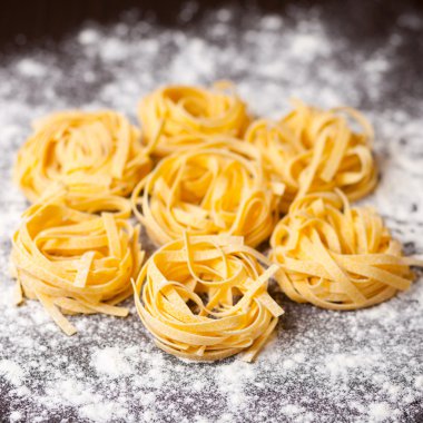 Pişmemiş makarna tagliatelle masada