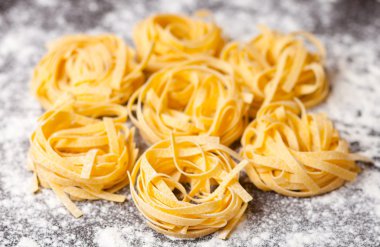 Pişmemiş makarna tagliatelle masada