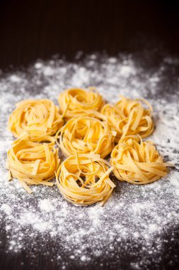 Pişmemiş makarna tagliatelle masada