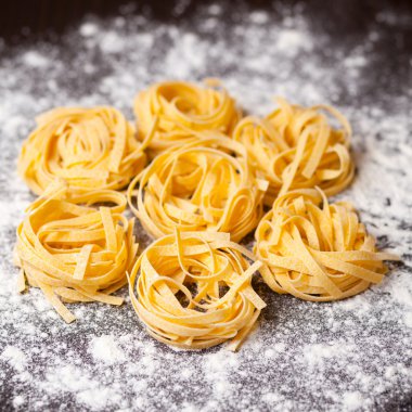 Pişmemiş makarna tagliatelle masada