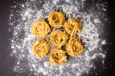 Pişmemiş makarna tagliatelle masada