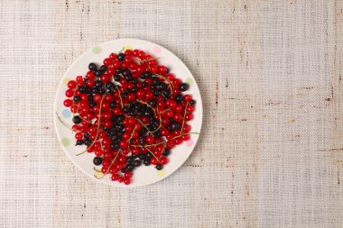 Bir kase karışık siyah ve kırmızı kuş üzümü