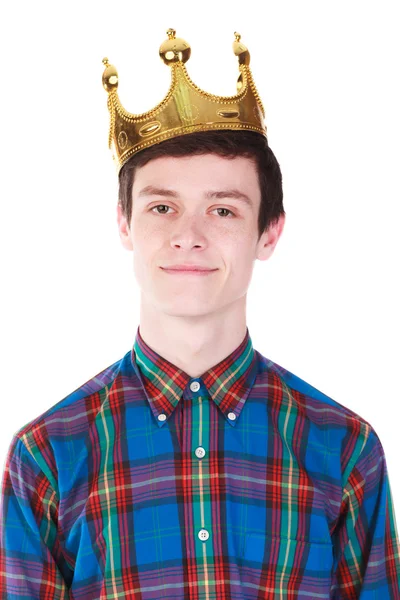 Молодой человек с короной, изолированной на белом — стоковое фото