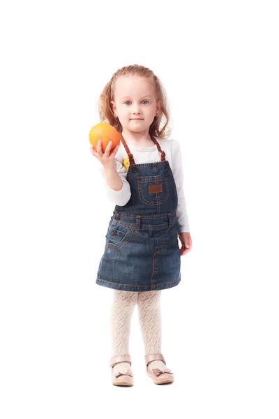 Niña bonita sosteniendo una naranja aislada en blanco —  Fotos de Stock