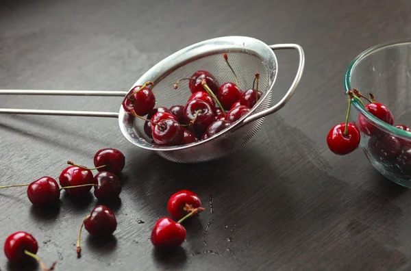 Cerejas frescas na mesa — Fotografia de Stock