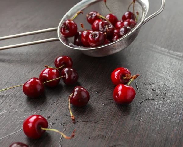 Frische Kirschen auf dem Tisch — Stockfoto