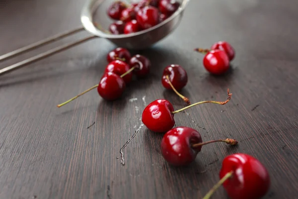 Frische Kirschen auf dem Tisch — Stockfoto