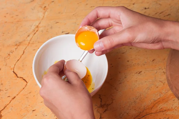 Hands breaking an egg in bowl — Stock Photo, Image