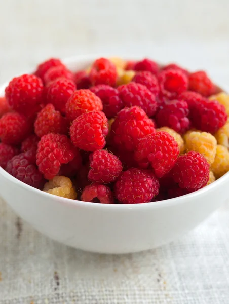 Framboises sucrées mûres dans un bol sur tissu — Photo