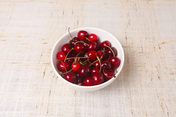 Свежие красные вишни в миске — стоковое фото