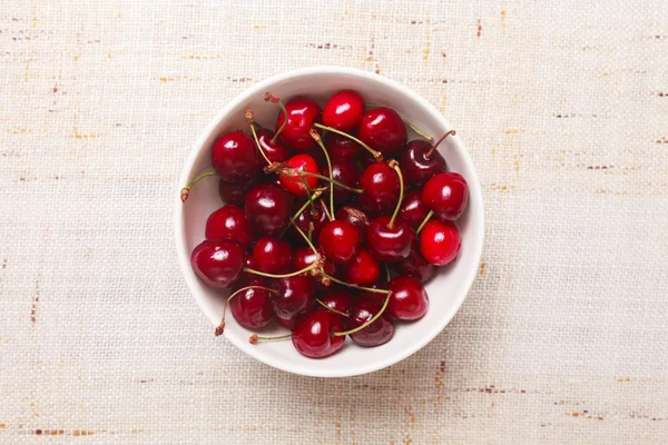 Cerises rouges fraîches dans un bol — Photo