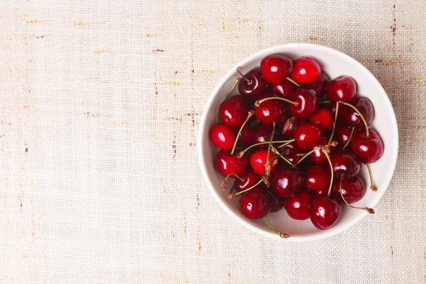 Frische rote Kirschen in Schale — Stockfoto